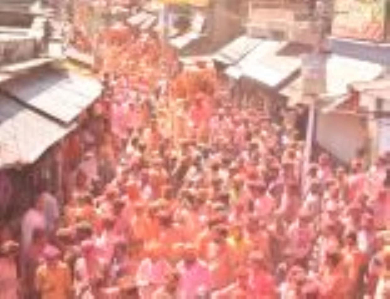 Devotees played Holi with Ganga Varah, people were immersed in devotion and threw gulal with great enthusiasm
