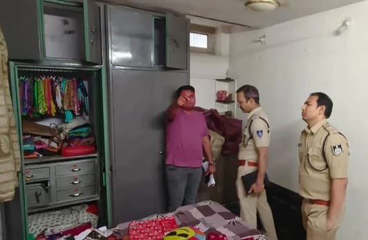 Ratlam News Locks of five empty houses broken in one night theft worth lakhs at two places