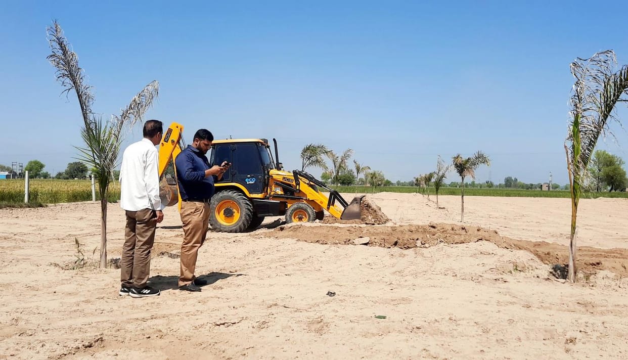 Administration's bulldozer ran on the illegal colony spread over two acres on Tohana Road