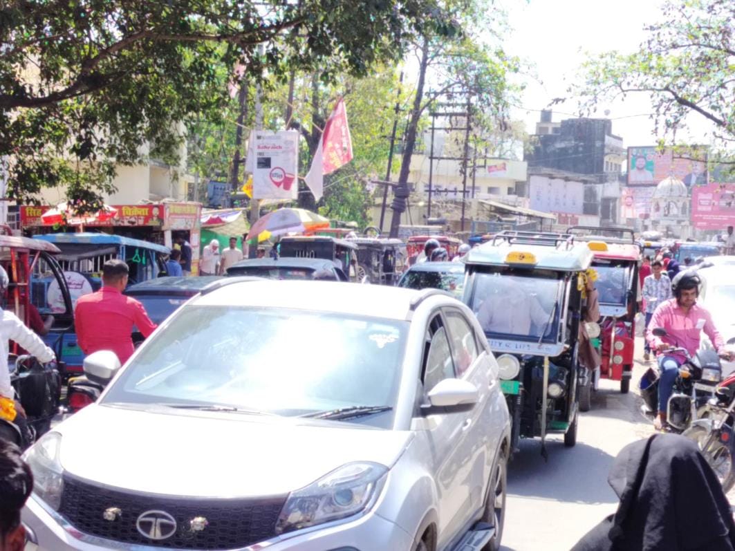 There is no relief from the problem of traffic jam, vehicles are stuck in the jam for hours