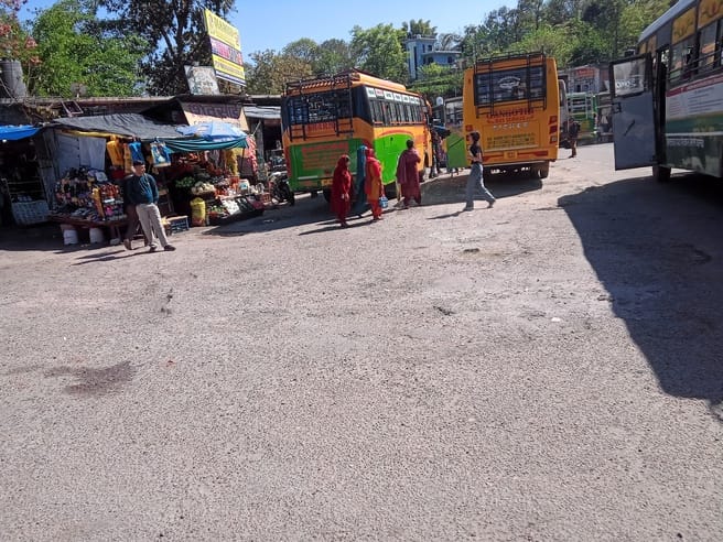 Bhota bus stand complex is in bad condition, people are worried