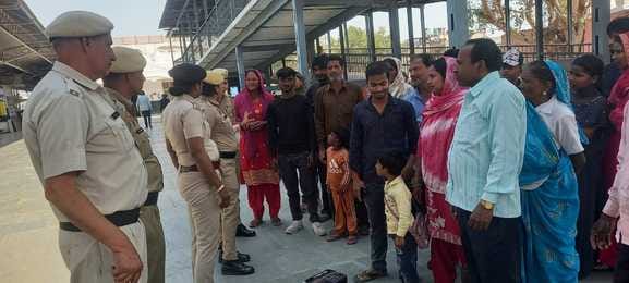 Railway police gave information about the new law to passengers