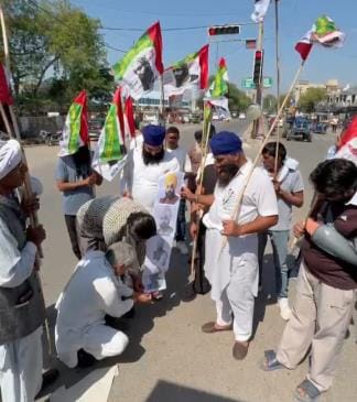 Protest against action on farmers, effigy of Punjab government burnt