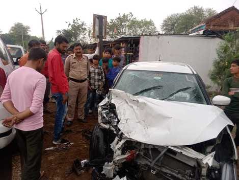 घटना स्थल पर खड़ी कार