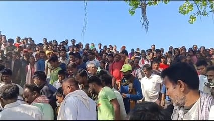 घटनास्थल पर मौजूद लोगों की भीड़