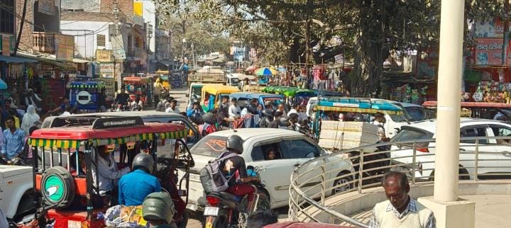 It is difficult to enter the city due to traffic jam on the highway