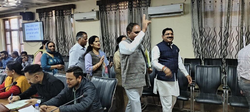 In the meeting of the Zila Parishad, the members raised slogans against the government