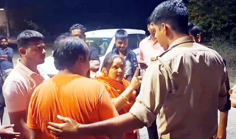 Fight between toll plaza workers and car passengers