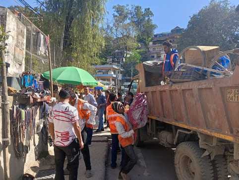 MC confiscated the goods of 15 stall holders