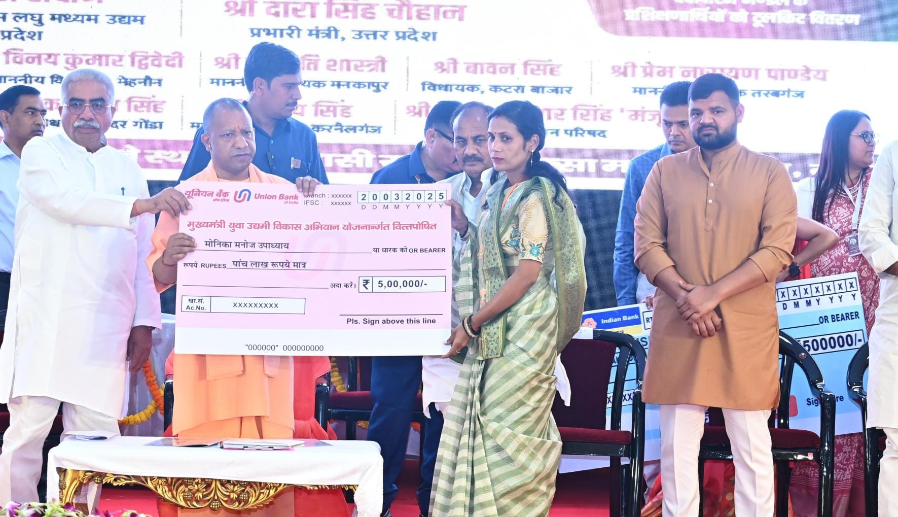 महिला को ऋण स्वीकृति पत्र देते सीएम योगी।