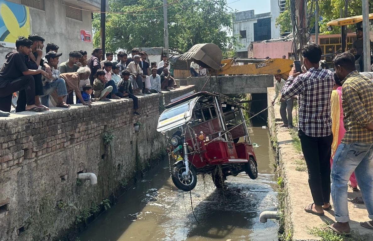 E-rickshaw fell into the drain, minor driver narrowly escaped