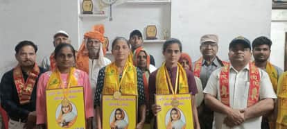 पुलिस भर्ती में सफल तीन सगी बहिनों को सम्मानित करते धनगर समाज के लोग