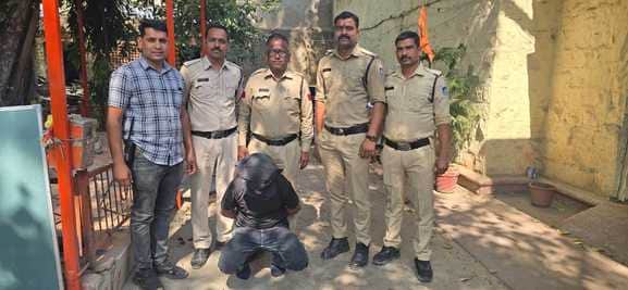 पुलिस टिम में ठग गिरोह का आरोपी
