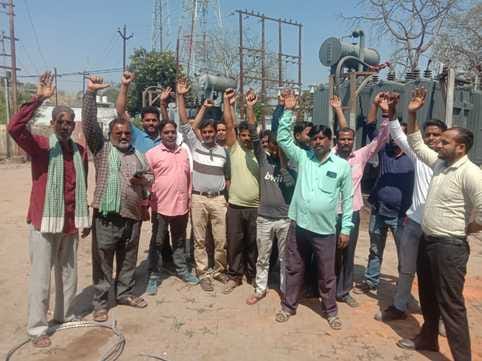 When the lineman was beaten, the power supply of Puranpur Kotwali was stopped