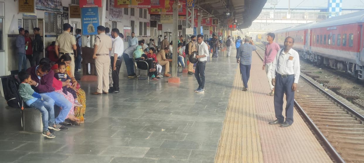 The number of trains decreased, the trouble of passengers increased