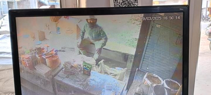 The thug ran away with Rs 25,000 from the businessman