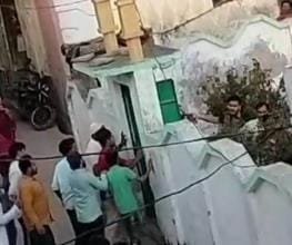 Stone pelting between Shia and Sunni sides for putting banners and flags in the mosque