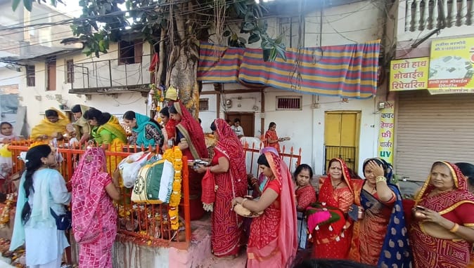 शीतला माता मंदिर में पूजन करने पहुंची महिलाएं।