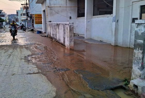 During the trial of the tube well, water entered the houses and roads, there was a scuffle with the workers