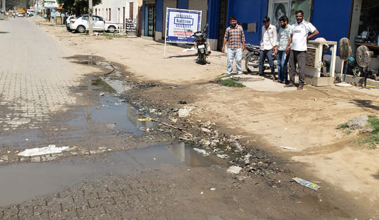 Dirty water spreads on the roads of Bhattu Kalan, people are getting troubled