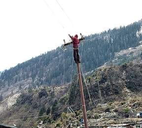 Electricity lines are being repaired in Hanuman Chatti
