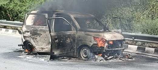 Moving car turns into a ball of fire, three passengers jump out and save themselves