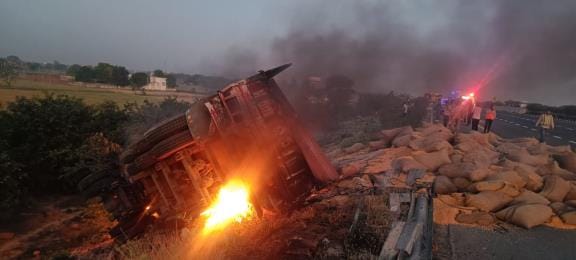 Truck broke the railing on the expressway and fell down, caught fire