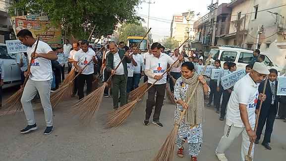 Students took out a rally to create awareness about cleanliness