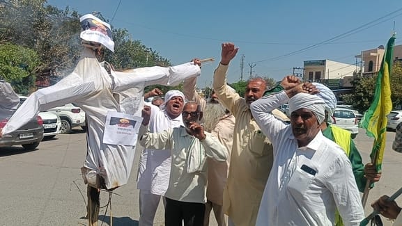 Farmers protest against Punjab government, burn effigy