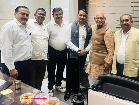 Chief Minister's OSD Virendra Badkhalasa learned about the condition of traders