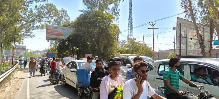Traffic jam on Hindon river bridge due to truck breakdown