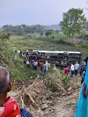 Bus fell into a ditch in Sitamarhi: Bus overturned in a 20 feet deep ditch, 12 passengers injured