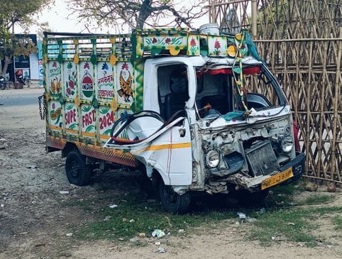 Uncontrolled loader collided with a tree on Kachla road, seven injured