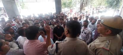 Chittorgarh: Bike rider died after being hit by a tractor, family members staged a protest at the Collectorate