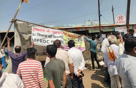 जोयो चौराहे से जनसंघर्ष समिति का टेंट हटाया।