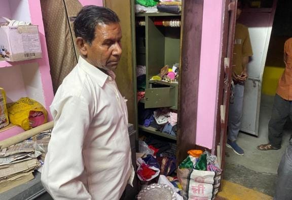 Thieves stole jewellery and cash worth lakhs from the house