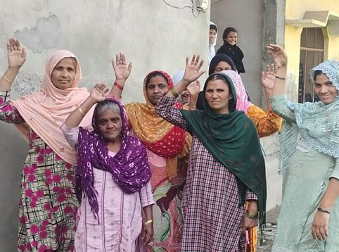 Women protested against the liquor shop