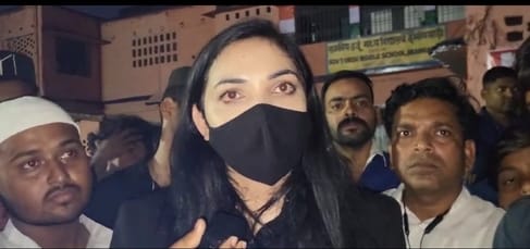 पत्रकारों से बातचीत करती पुष्पम प्रिया चौधरी