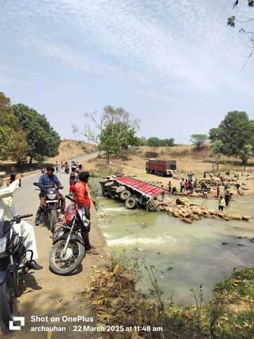 पलटा धान से भरा ट्रक।