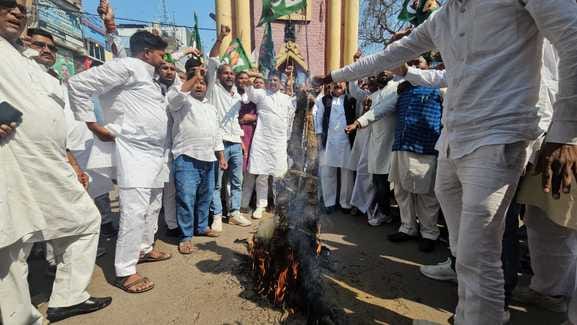 Bihar News Allegations of insulting national anthem in Gaya RJD burns effigy of Chief Minister Nitish Kumar