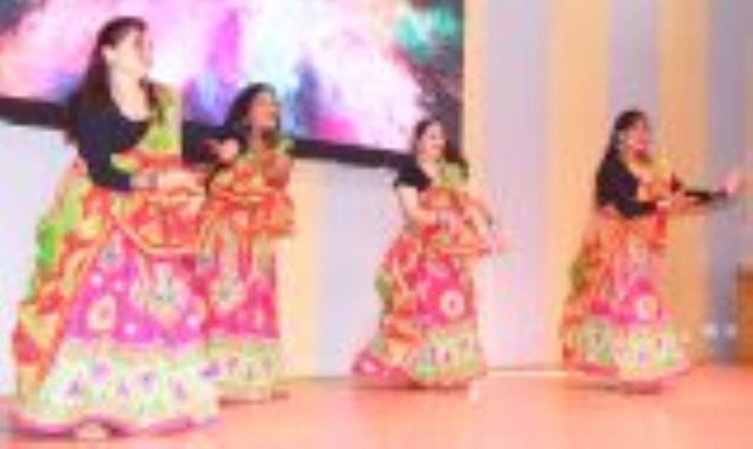 Lucknow University girl students played Holi with flowers