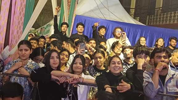 Audience danced to the songs of Punjabi singer Akhil