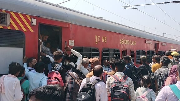 Prayagraj News : त्रिवेणी एक्सप्रेस अब मांडा रोड स्टेशन पर रुकेगी, रेलवे ने जारी किया आदेश