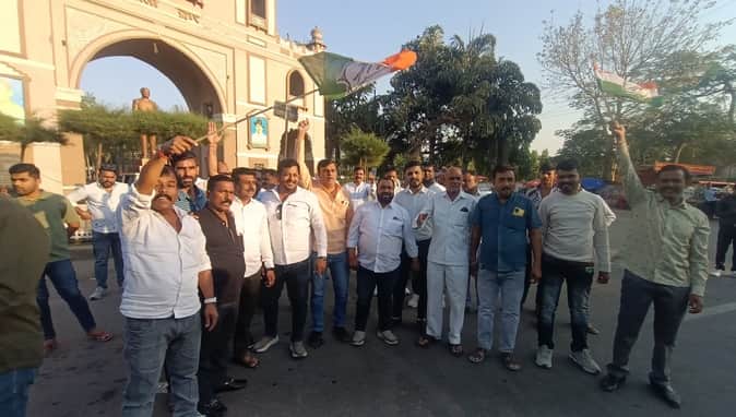 प्रदर्शन करते युवा कांग्रेस कार्यकर्ता।