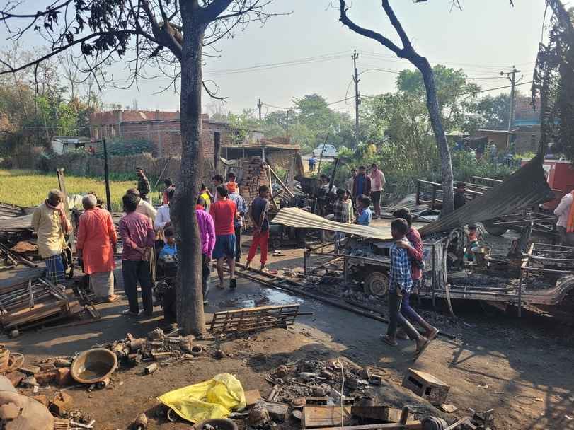 Bettiah bihar news 9 lakh cash with 65 lakh goods burnt including a house in Agalgi today news in hindi