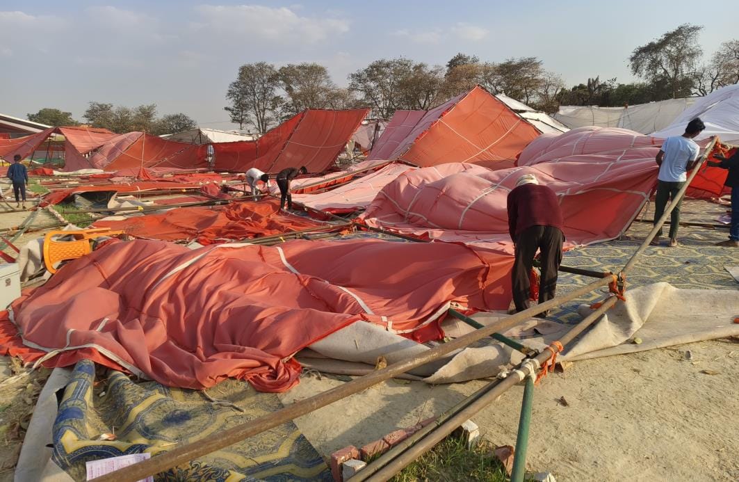 A tree fell due to strong wind, a child died after being crushed
