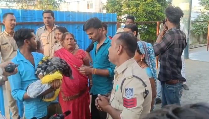 बच्ची की मौत पर पुलिस को घटना की जानकारी देते परिजन।