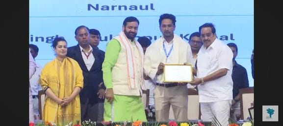 Chief Minister gave the award of best sarpanch to Ratanpal of Neerpur Rajput