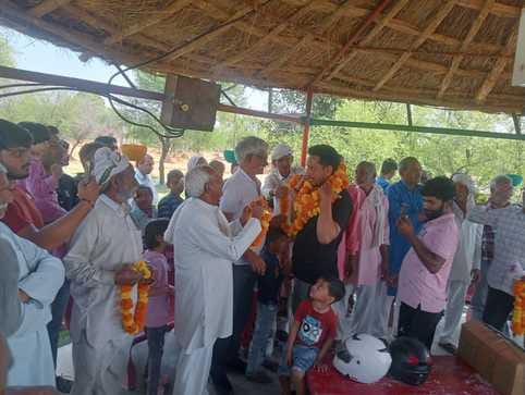 Villagers welcomed the best Sarpanch Ratanpal on his arrival in the village