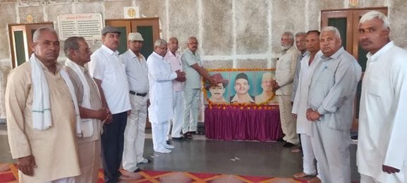 Tribute was paid to the martyrs on their death anniversary at Yadav Dharamshala
